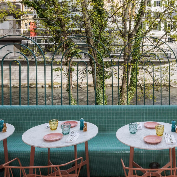 Tavoli da bar con vista sul fiume